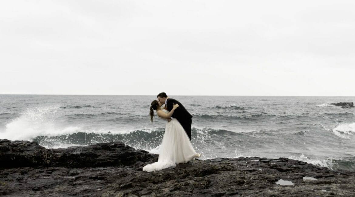 wedding photography bride and groom kissing along the north shore in lake superior, duluth, mn