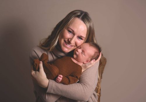 00007_C_050 mom holding newborn baby, photography session