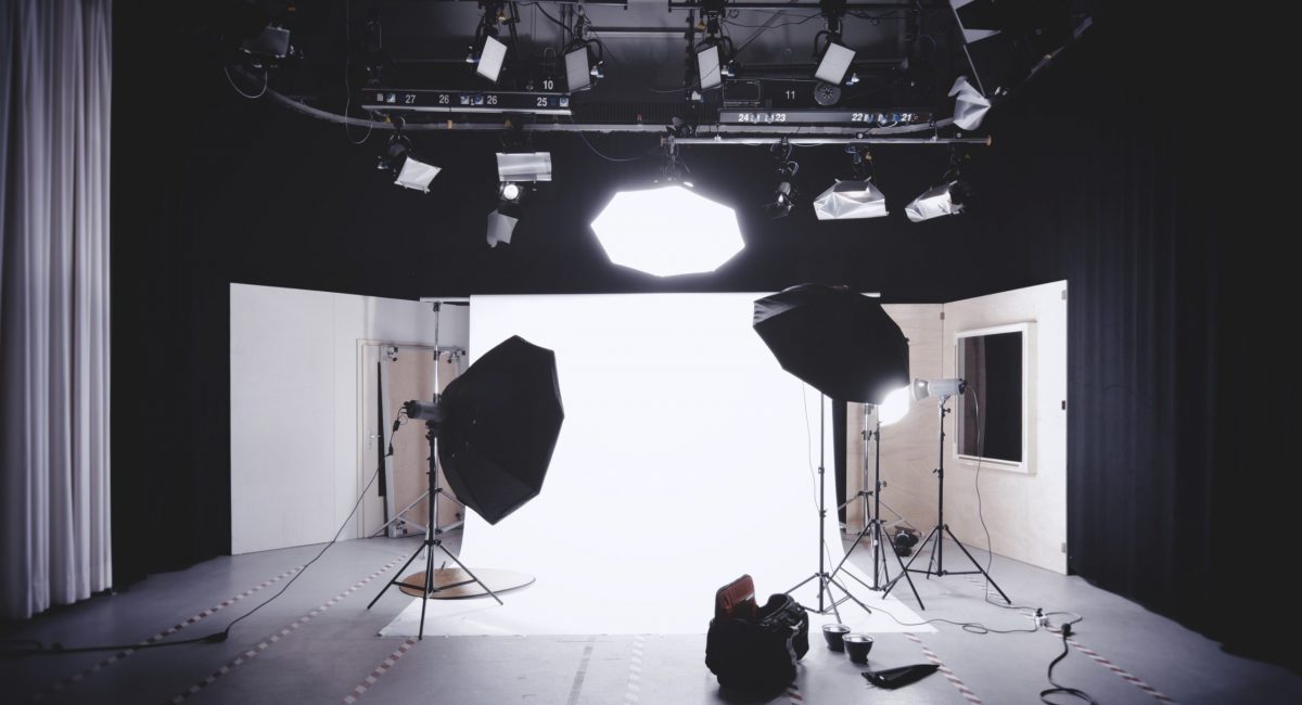photo-studio-with-white-wooden-framed-wall-mirror-134469
